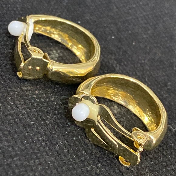 Vintage Clip on gold tone textured earrings - Picture 4 of 7